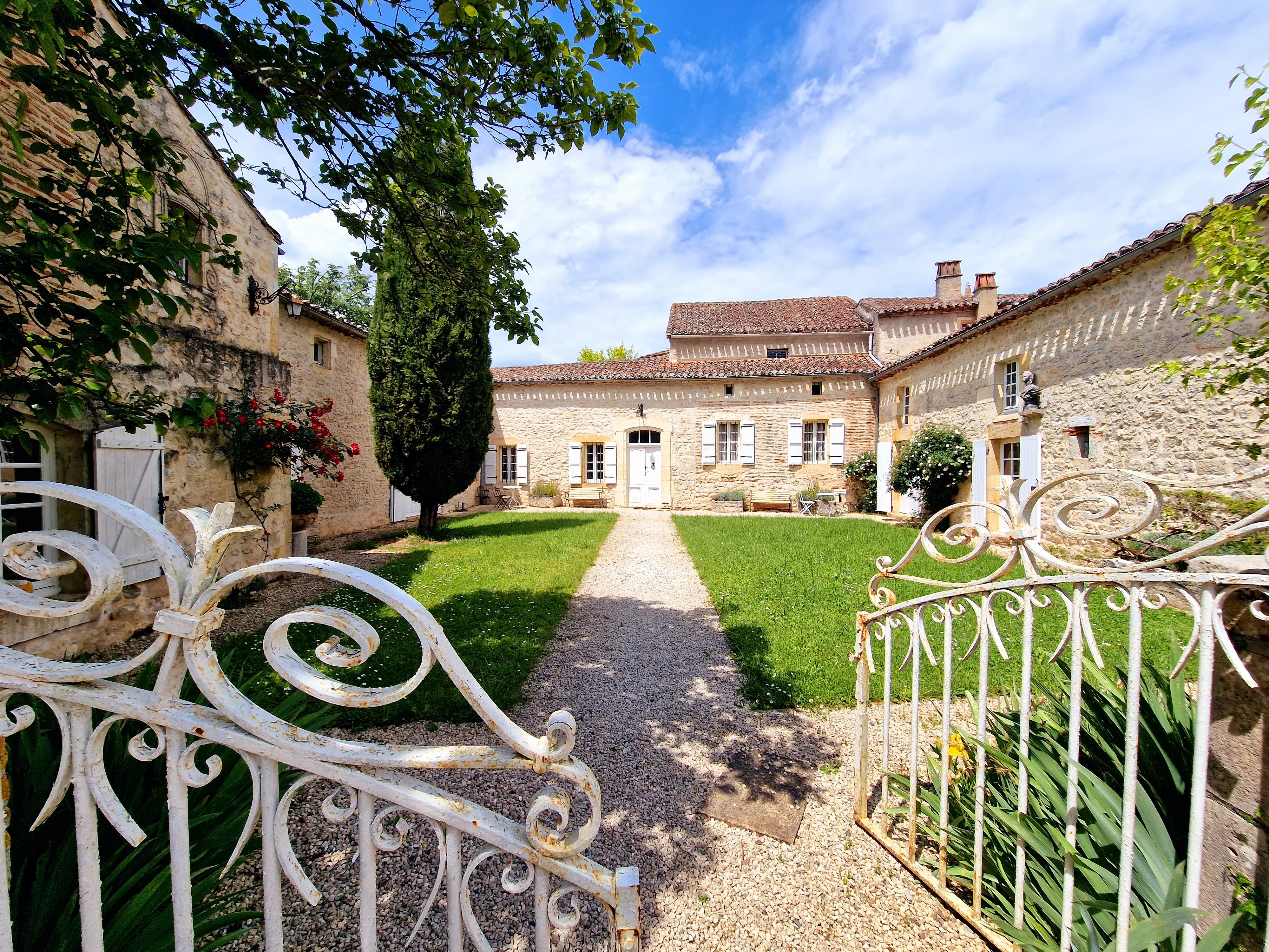 House in Puy-l'Eveque - view 1