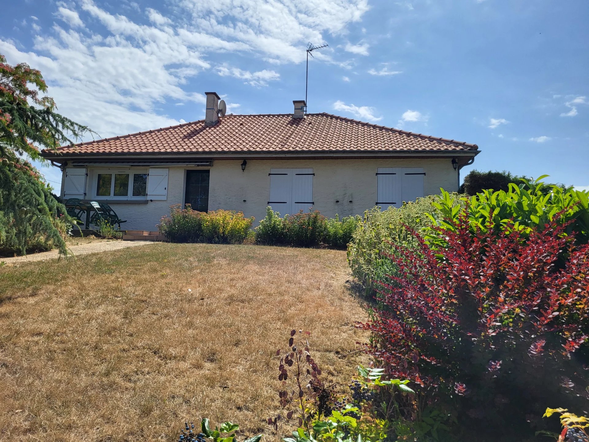 House in Jardres - view 1