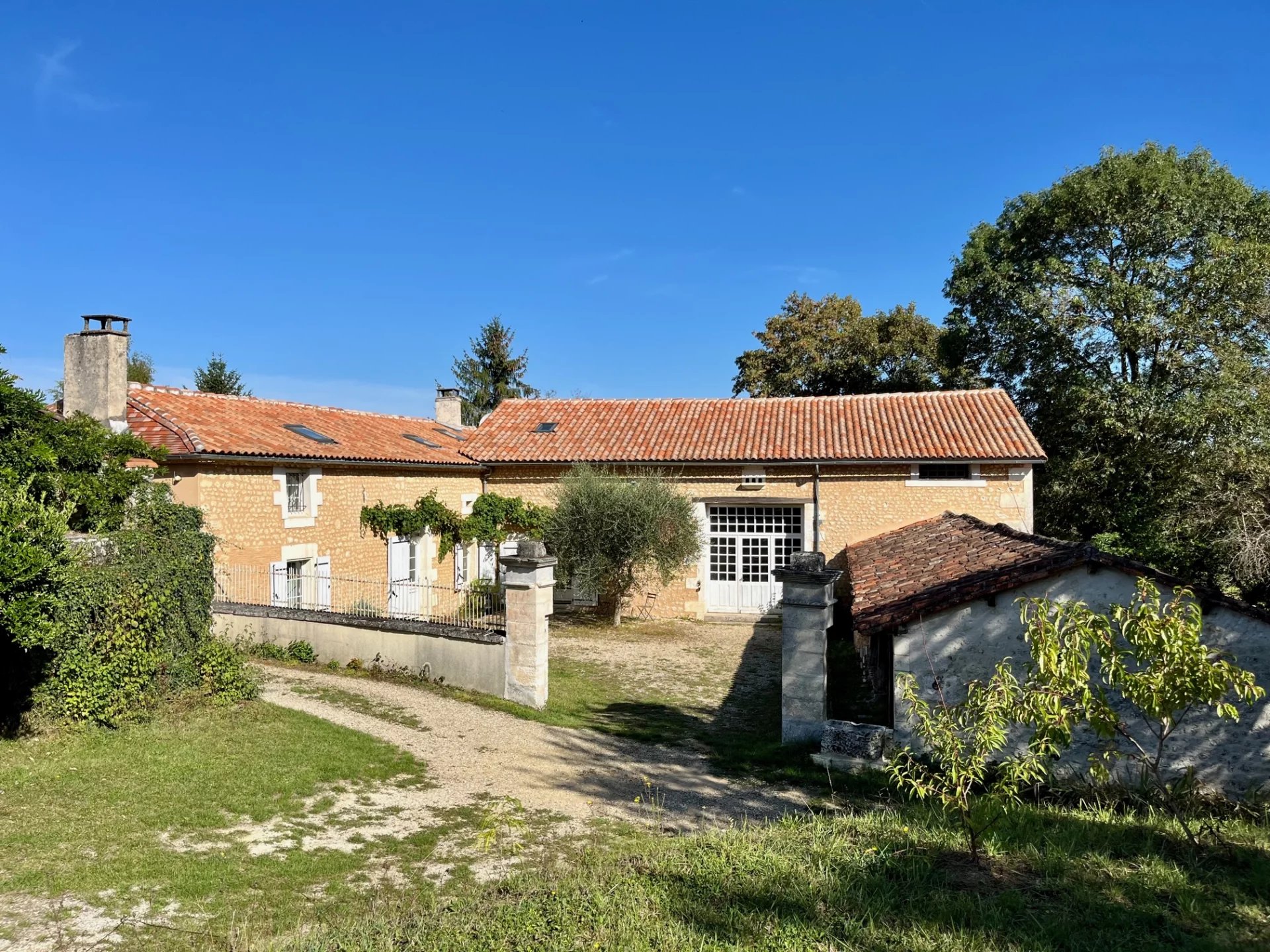 House in Montmoreau-Saint-Cybard - view 1
