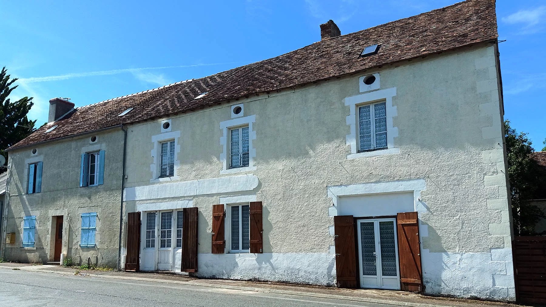 House in Lussac-les-Chateaux - view 1