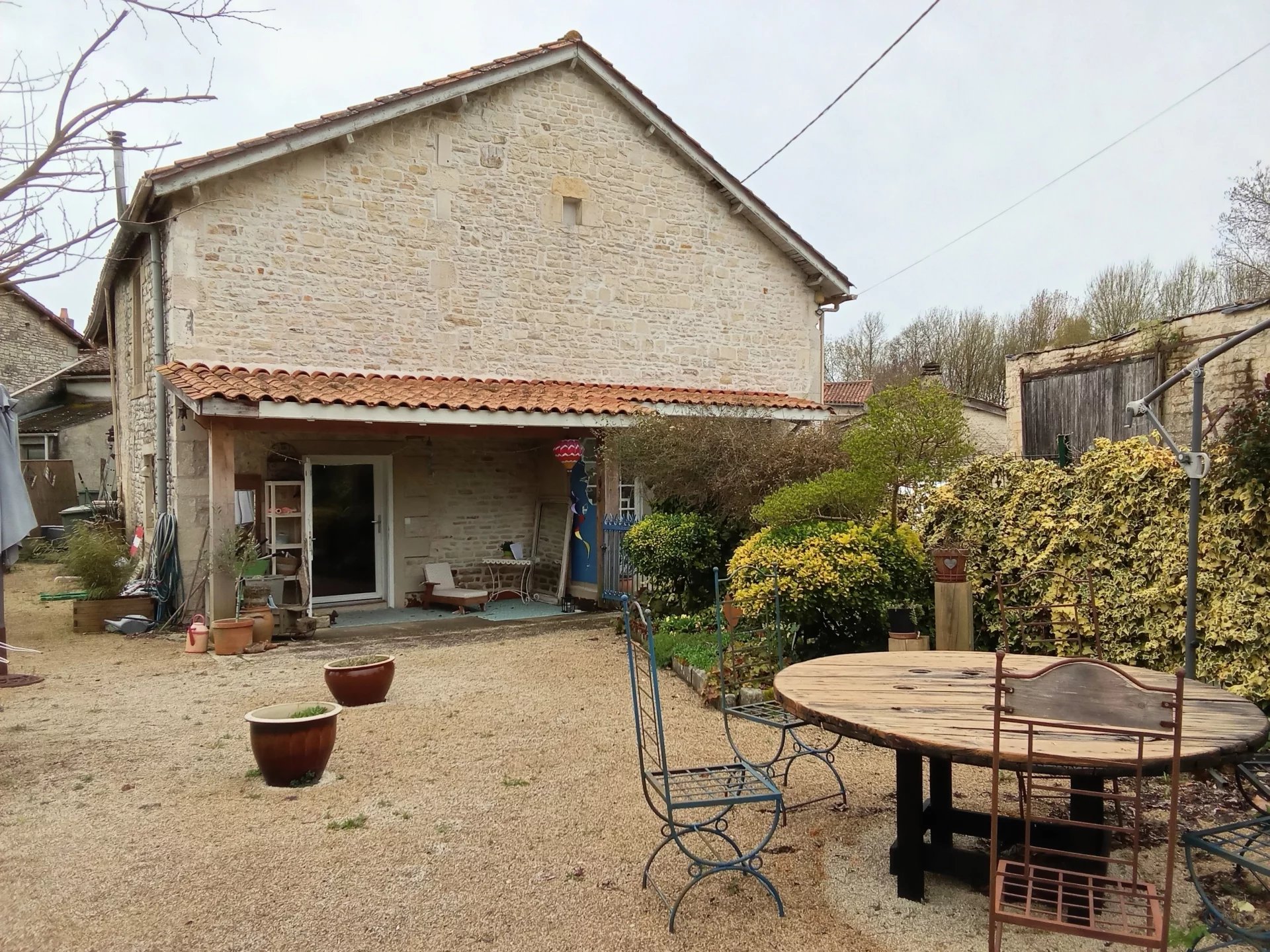House in Saint-Fraigne - view 1