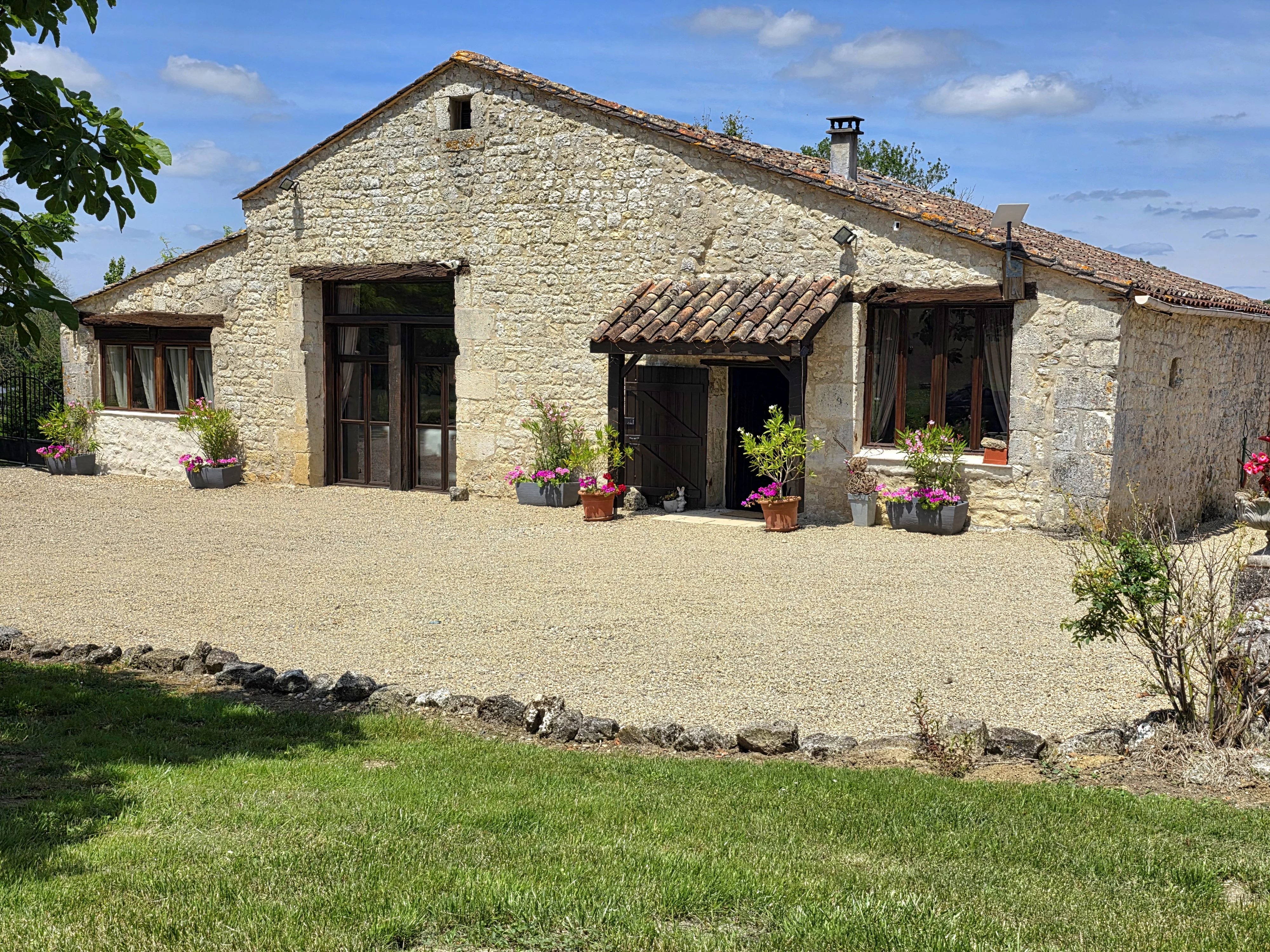 House in Saint-Jean-de-Duras - view 1