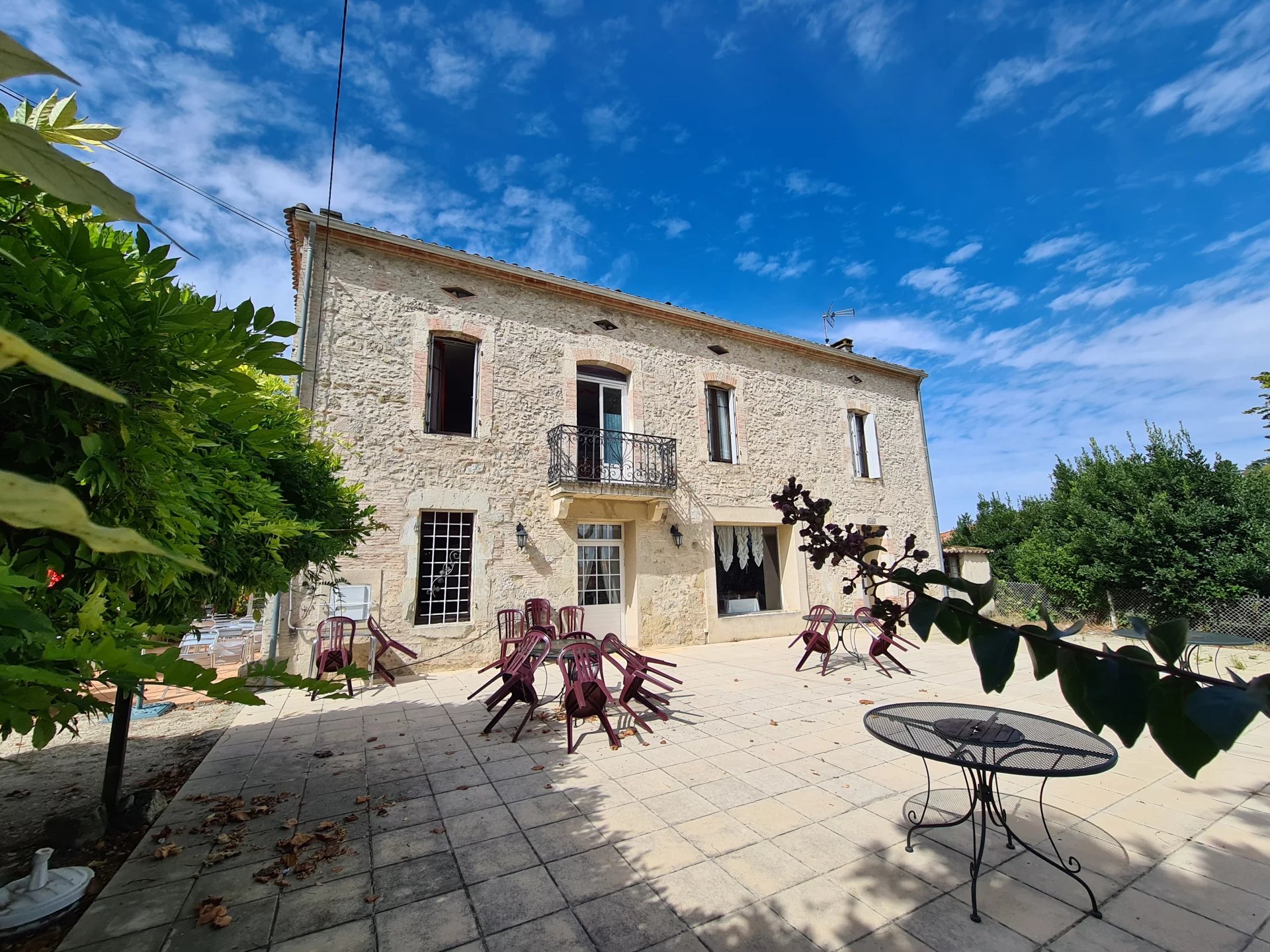 House in Monflanquin - view 1