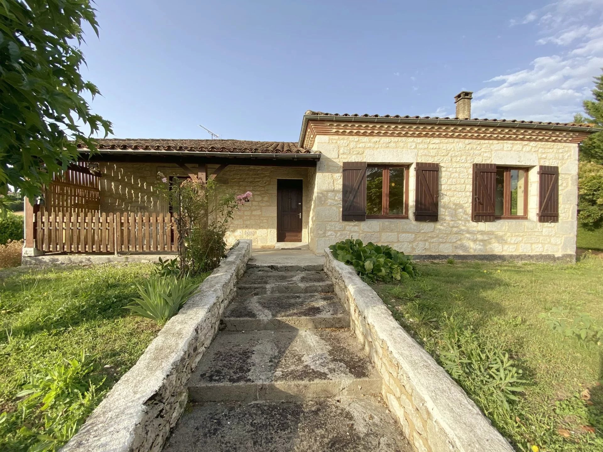 House in Monflanquin - view 1