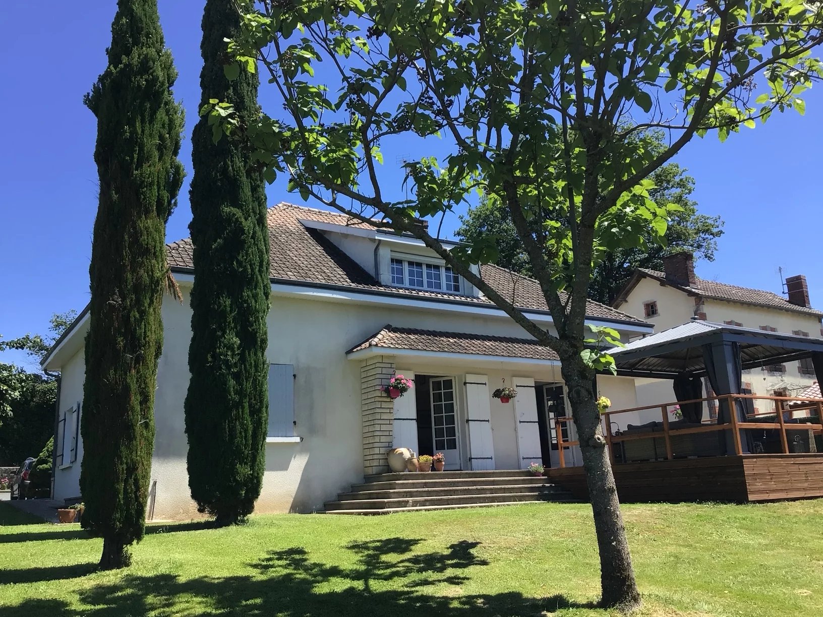 House in Saint-Mathieu - view 1