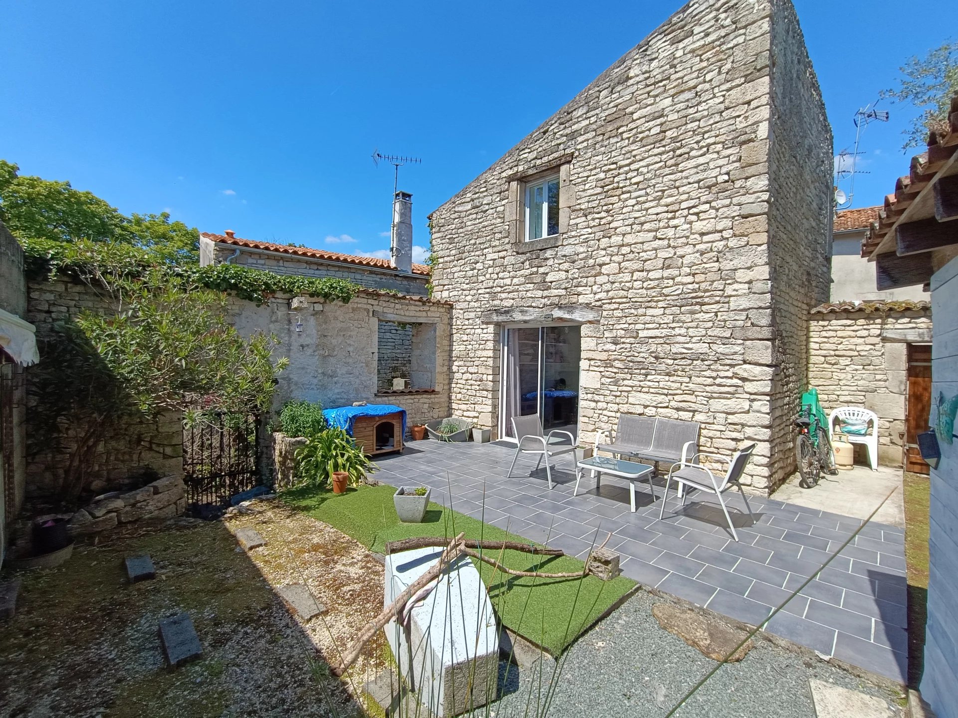 House in Dampierre-sur-Boutonne - view 1