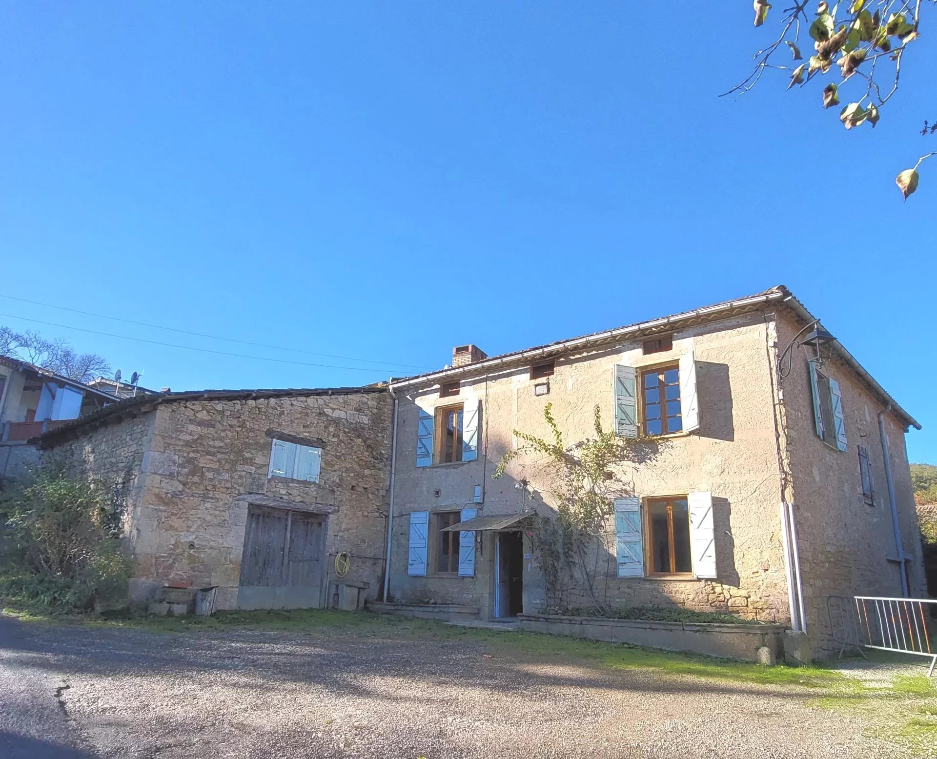 House in Puycelsi - view 1