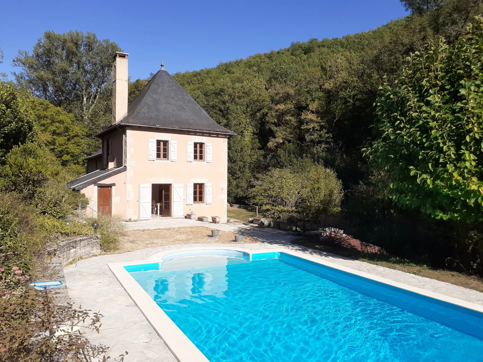 House in Parisot - view 1