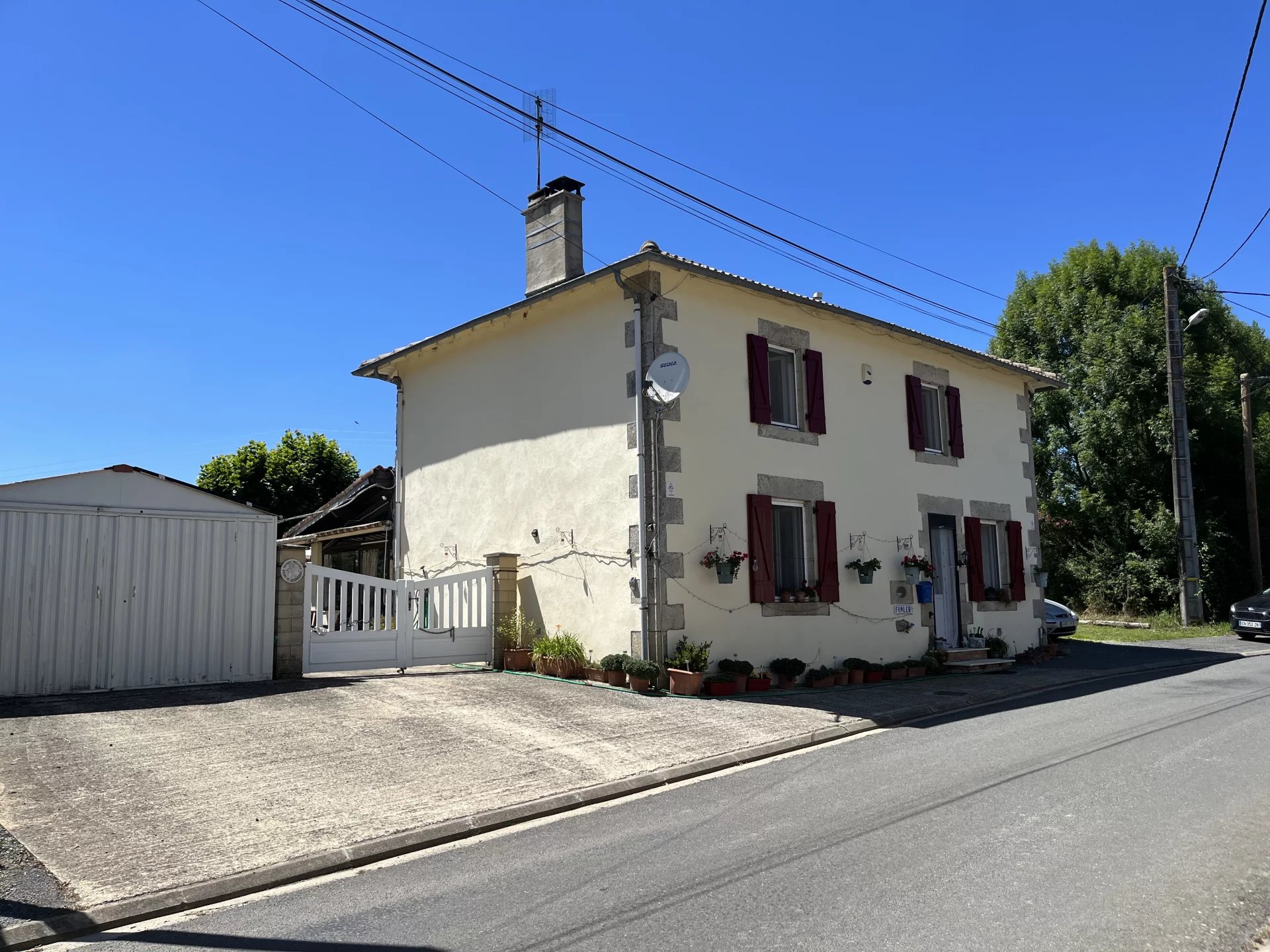 House in Mezieres-sur-Issoire - view 1