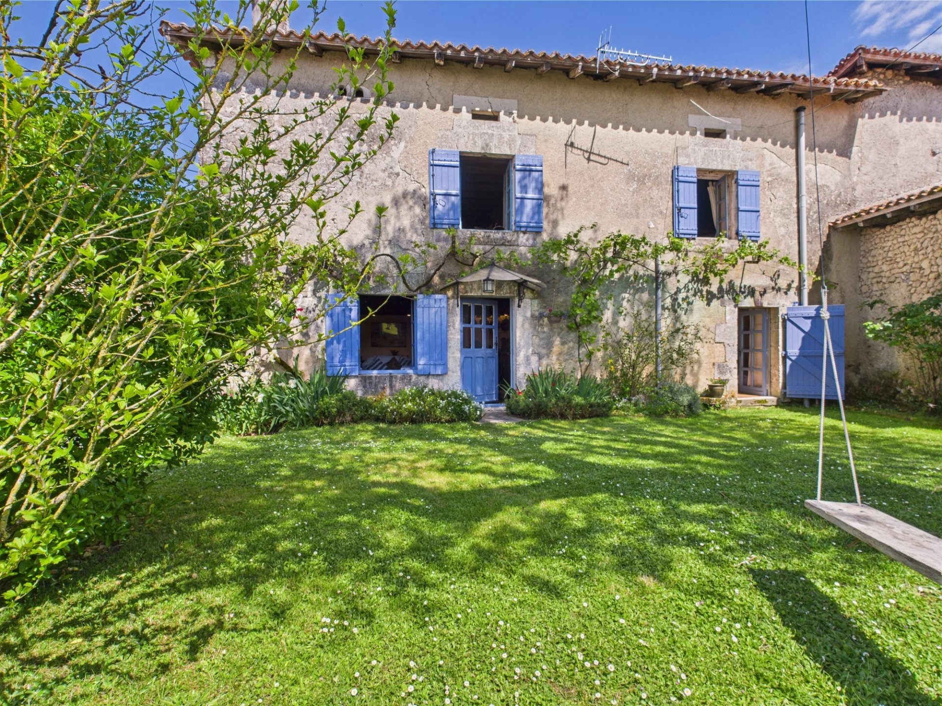 House in Saint-Paul-Lizonne - view 1