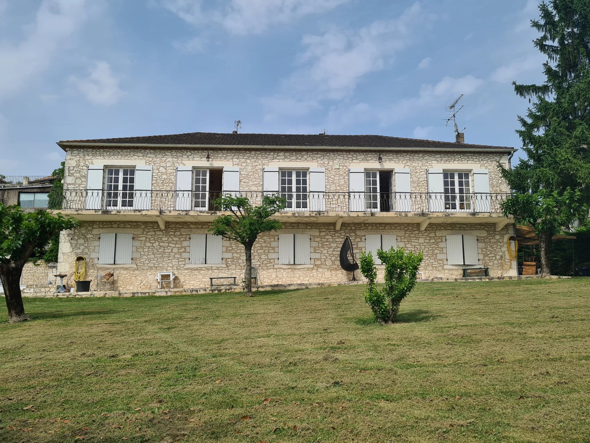 House in Monflanquin - view 1