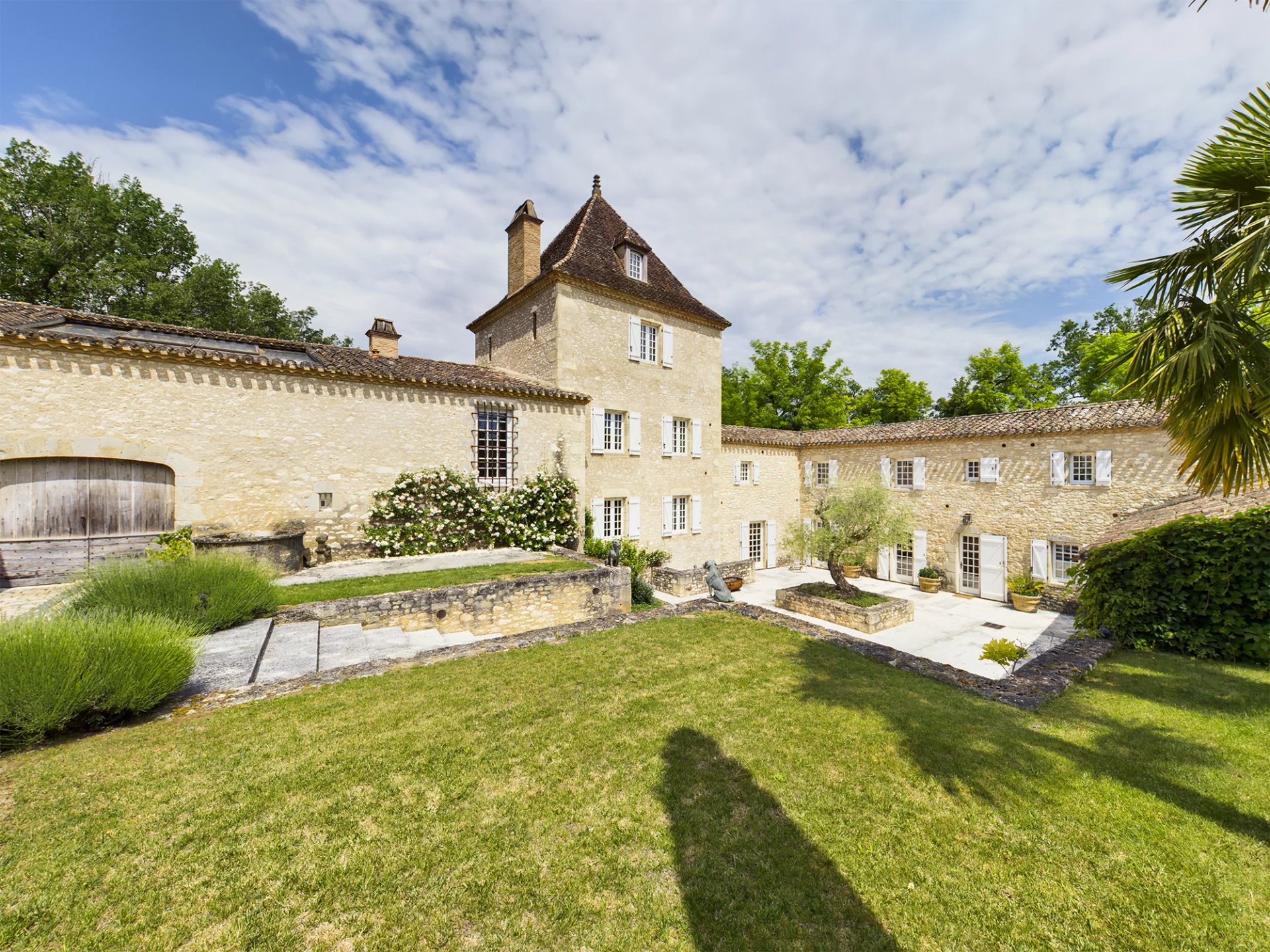 House in Monflanquin - view 1