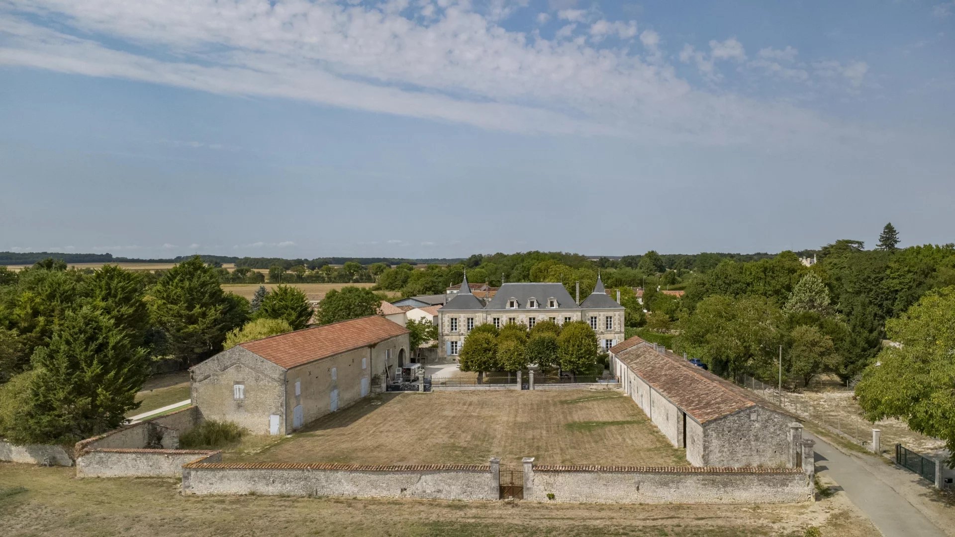 House in Saint-Jean-d'Angely - view 1