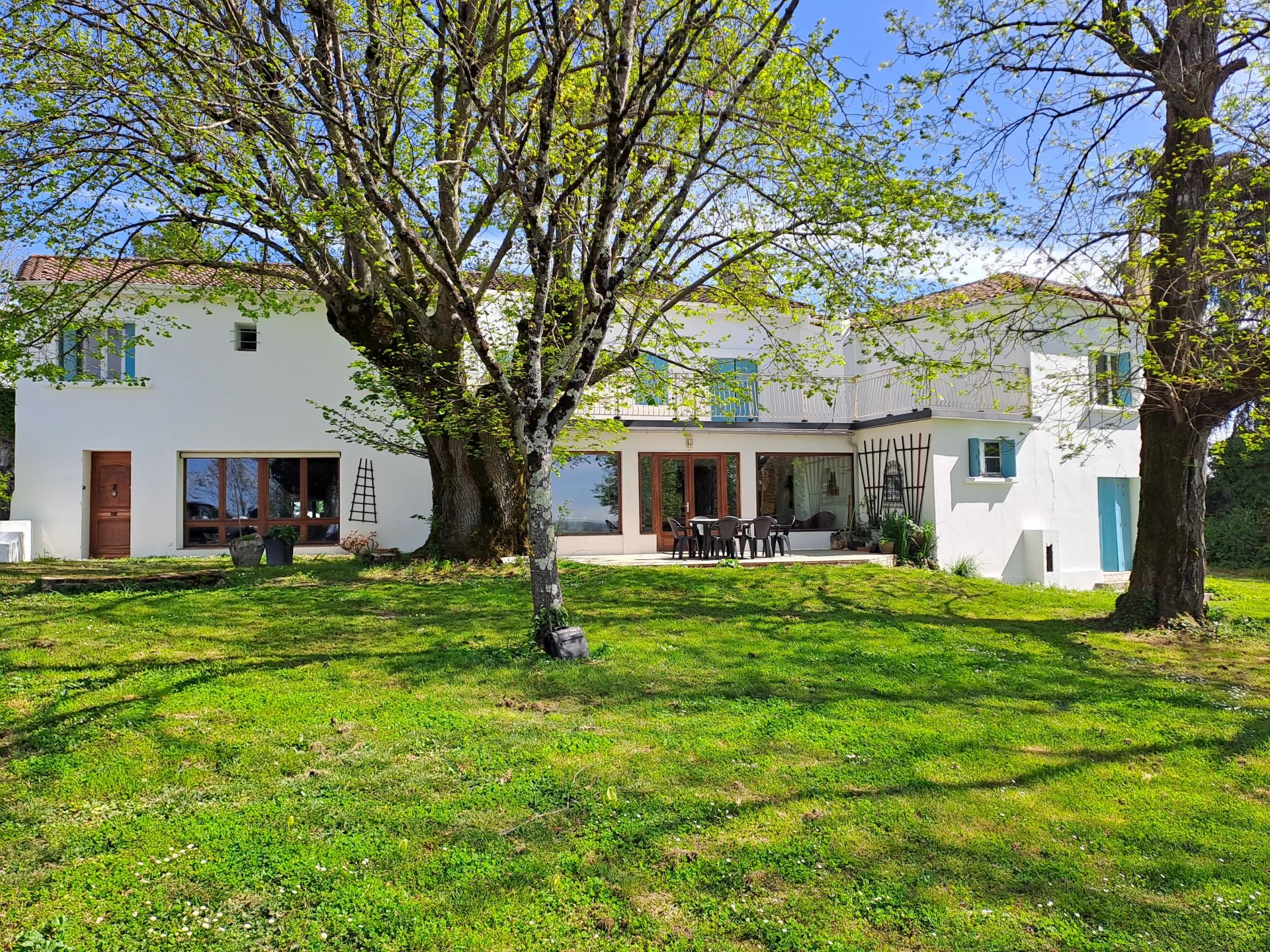 House in La Reole - view 1
