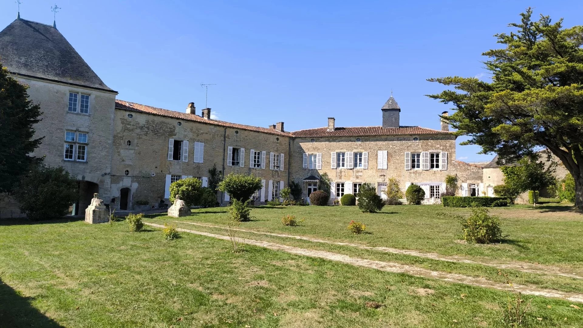House in Beauvoir-sur-Niort - view 1
