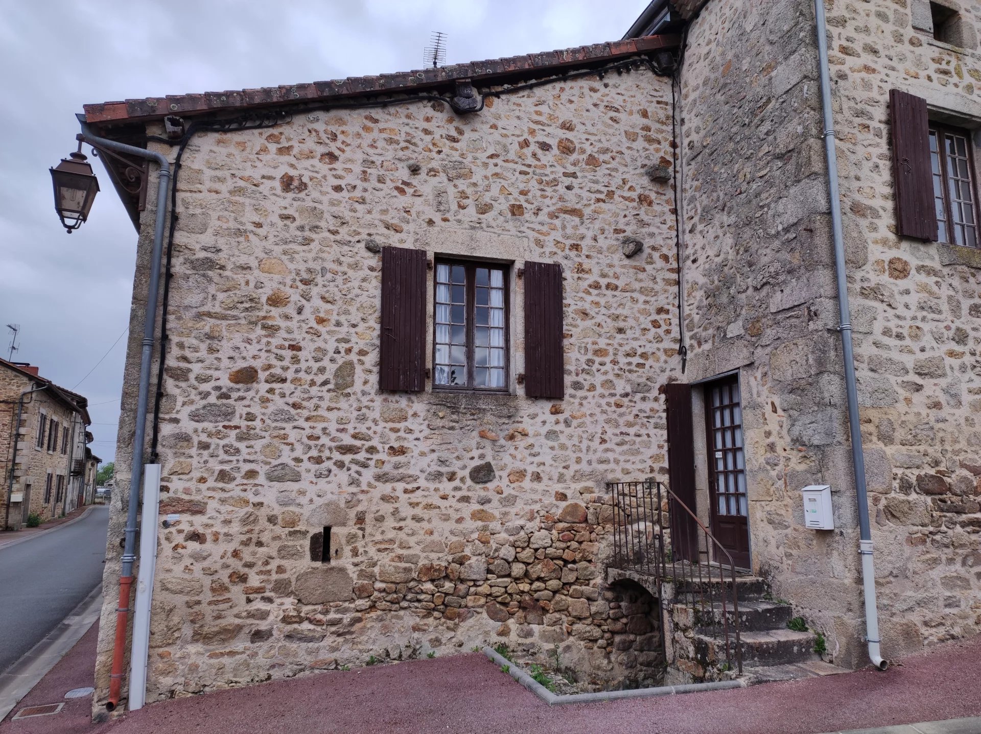 House in Champniers-et-Reilhac - view 1