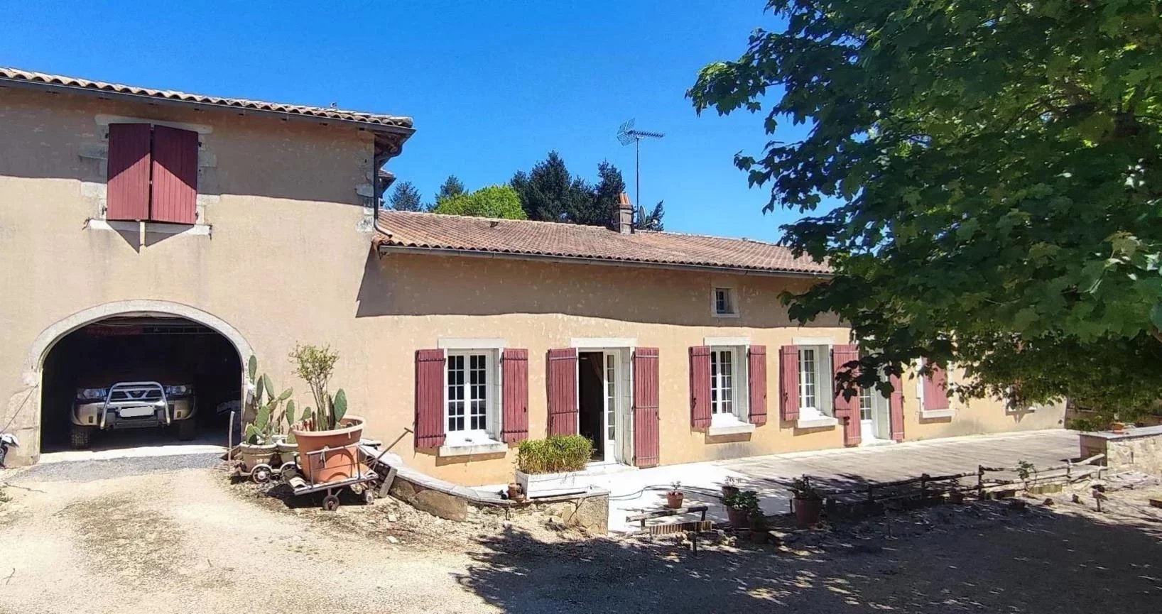 House in Vieux-Ruffec - view 1