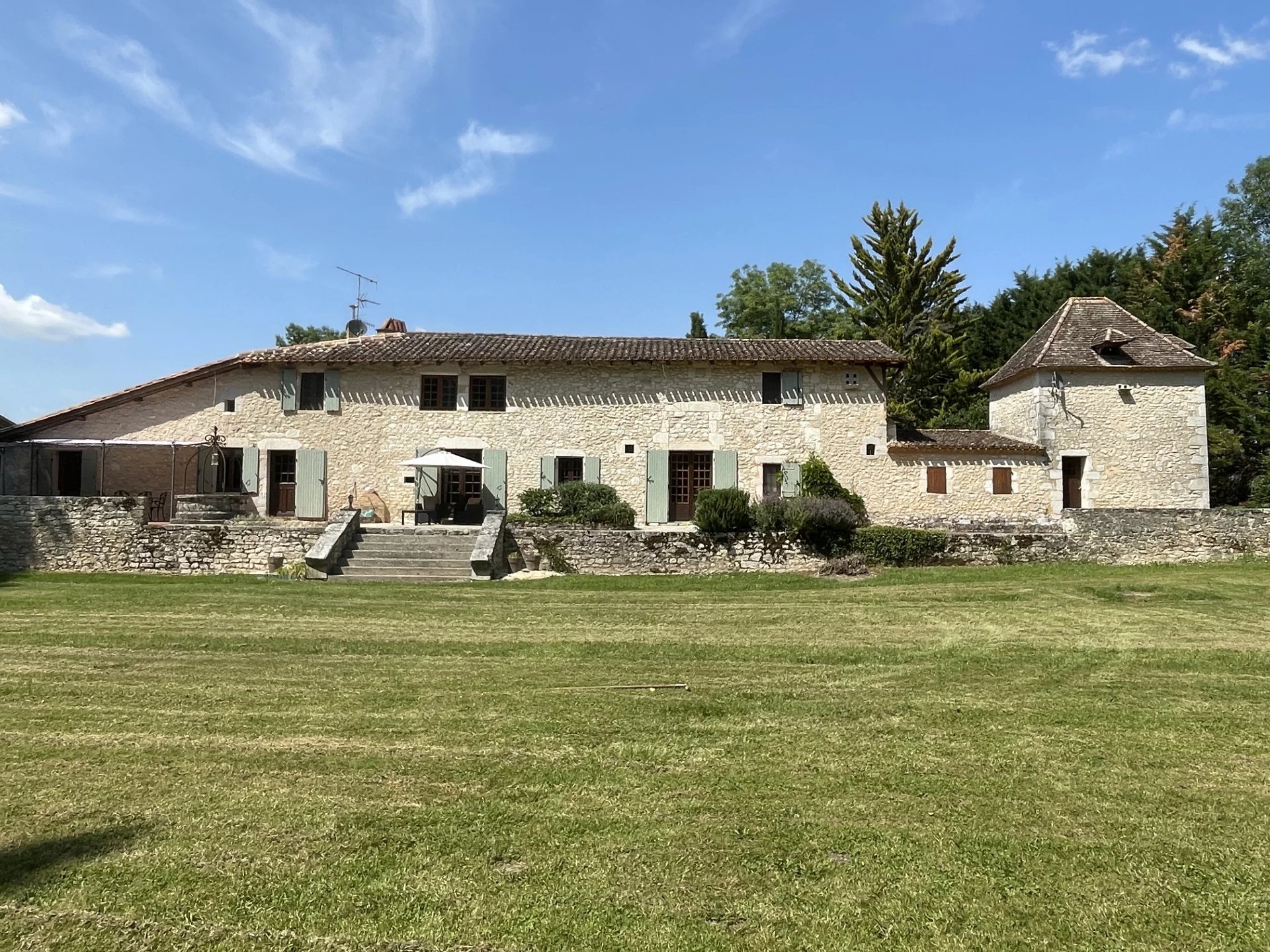 House in Monflanquin - view 1