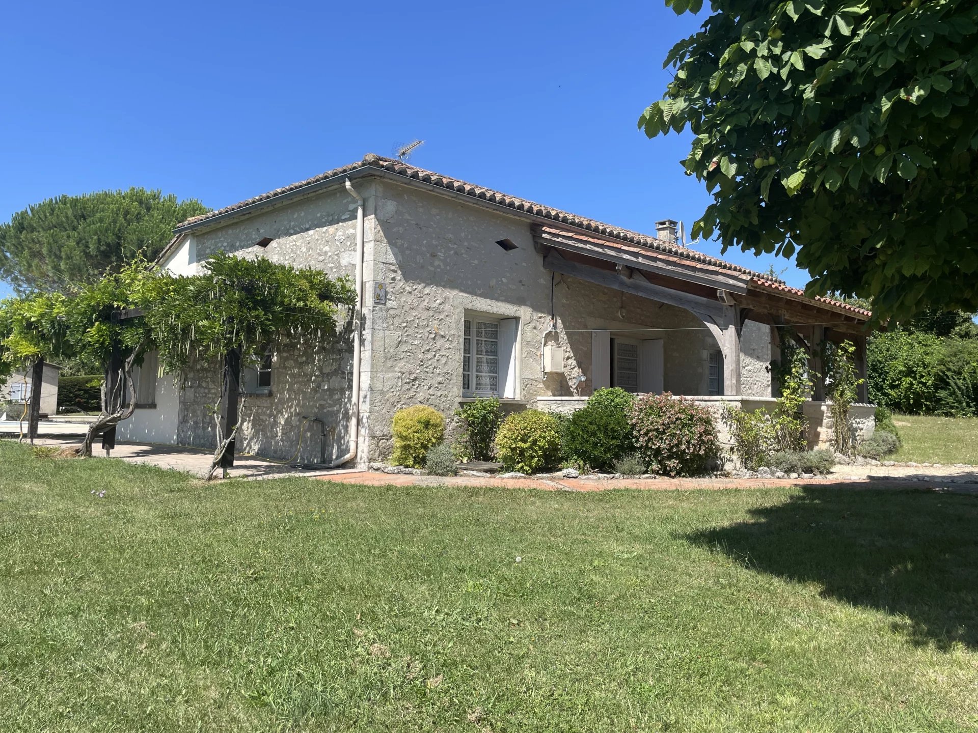 House in Monflanquin - view 1