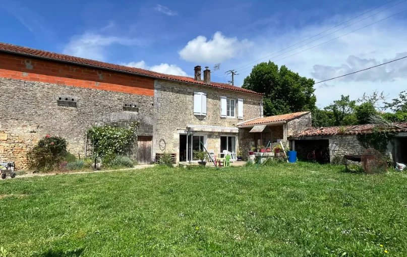 House in La Rochefoucauld - view 1