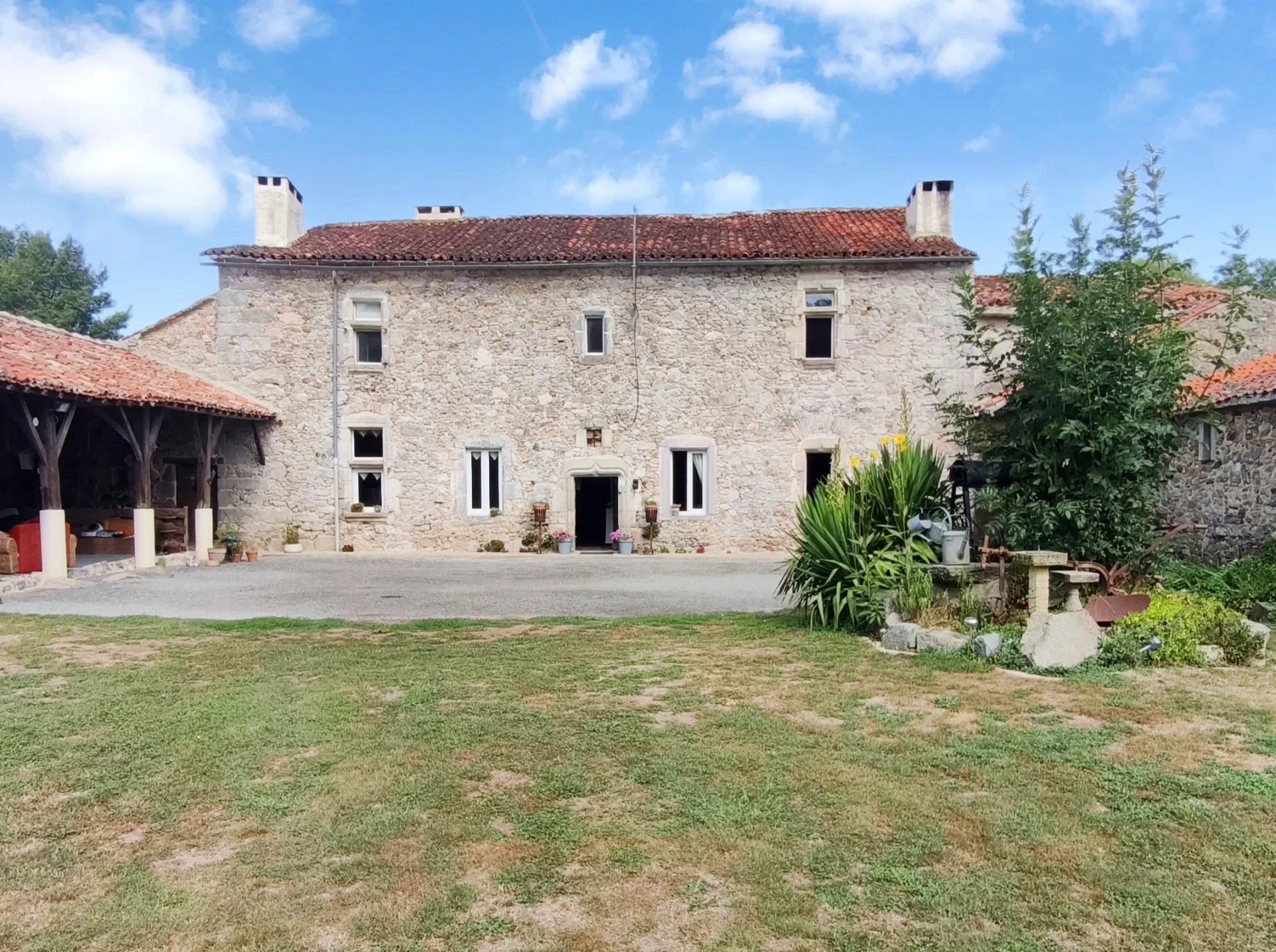 House in La Foret-sur-Sevre - view 1