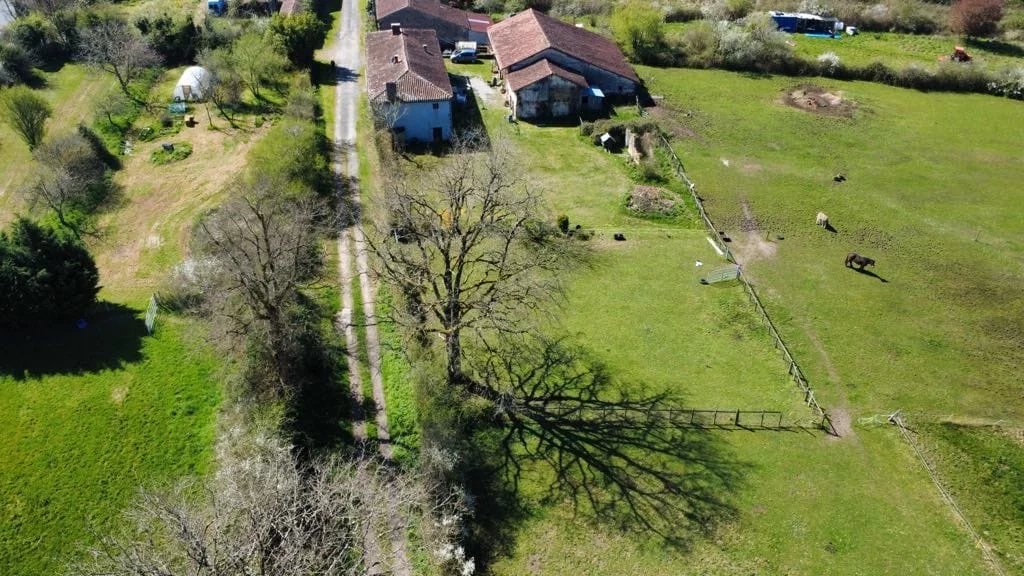 House in L'Isle-Jourdain - view 1