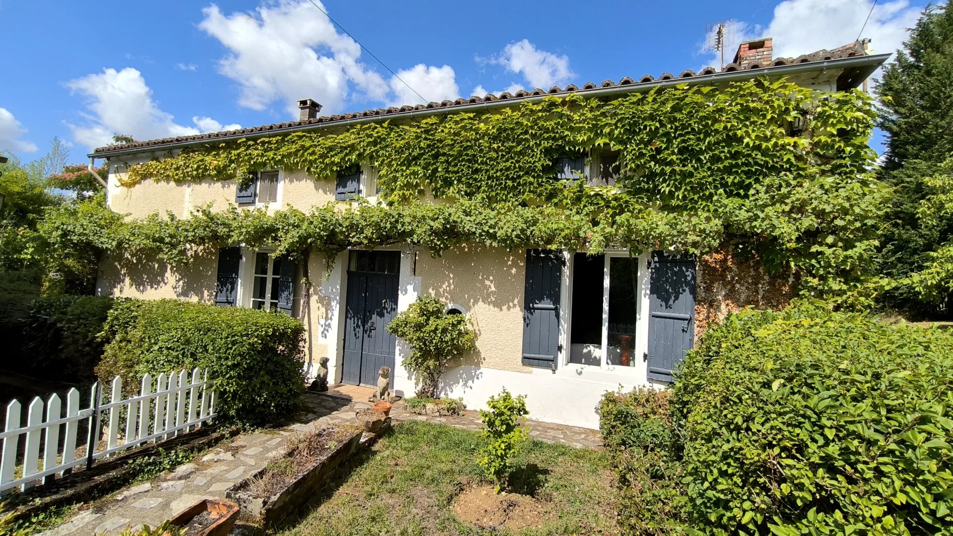 House in Chassiecq - view 1