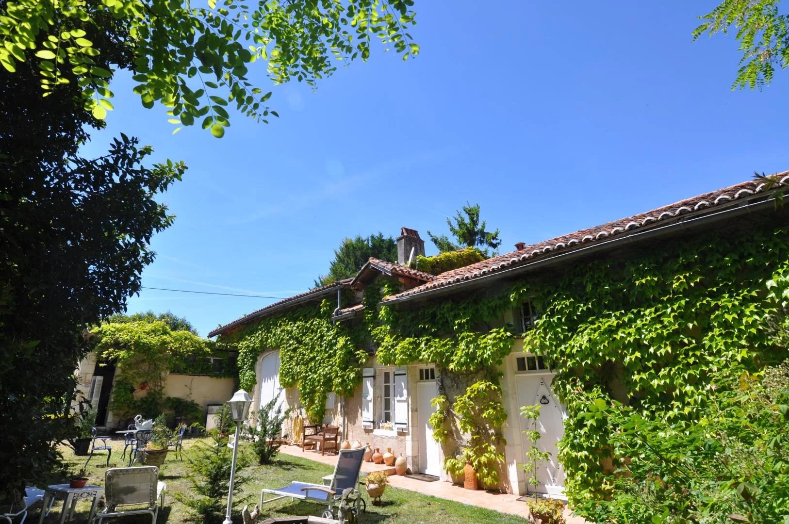 House in Aubeterre-sur-Dronne - view 1