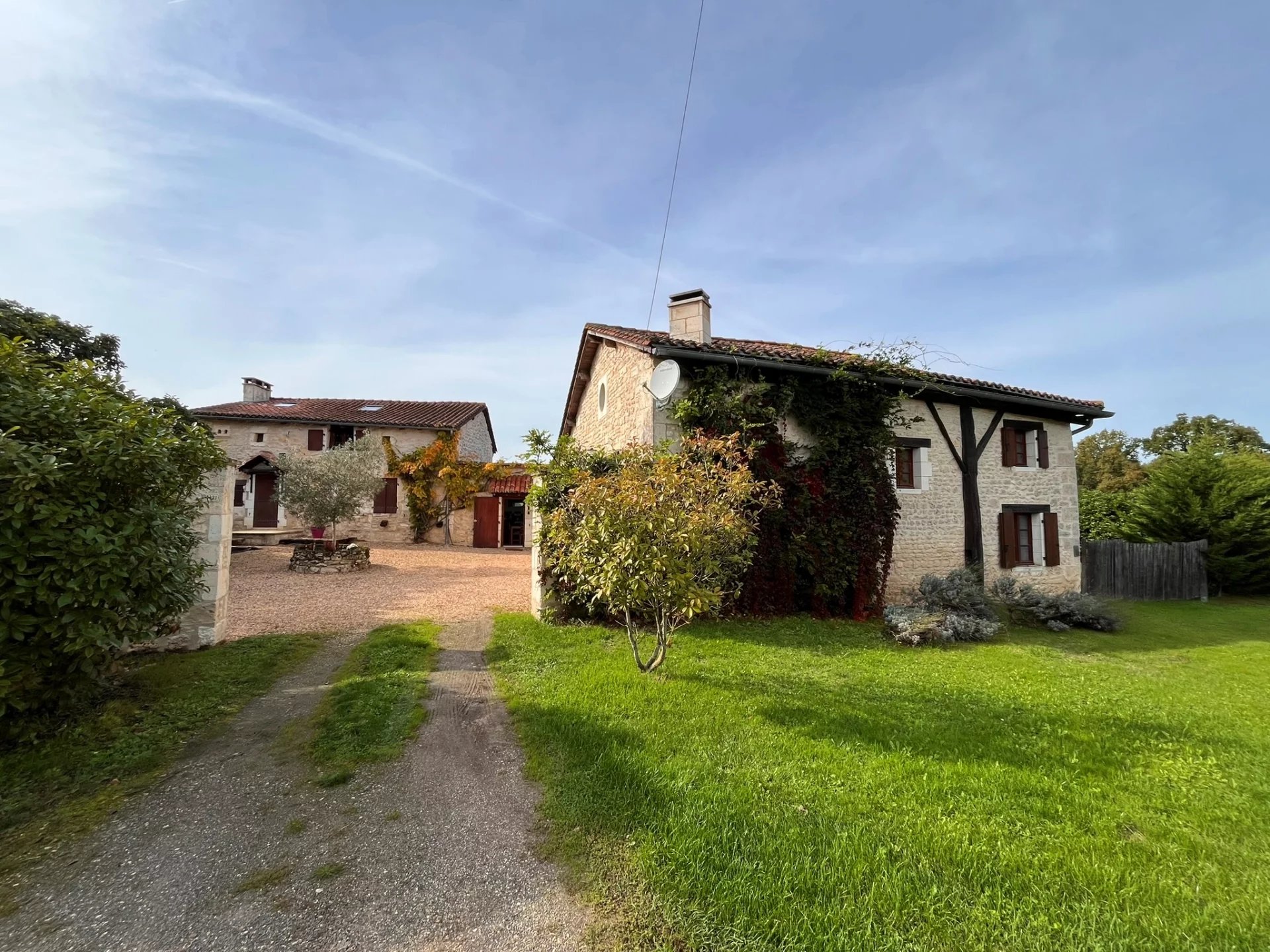 House in Champagne-et-Fontaine - view 1