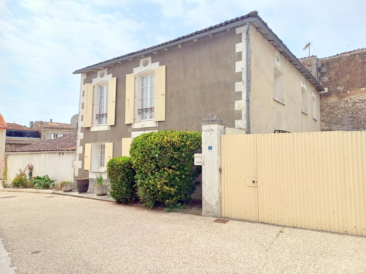 House in Saint-Fort-sur-Gironde - view 1