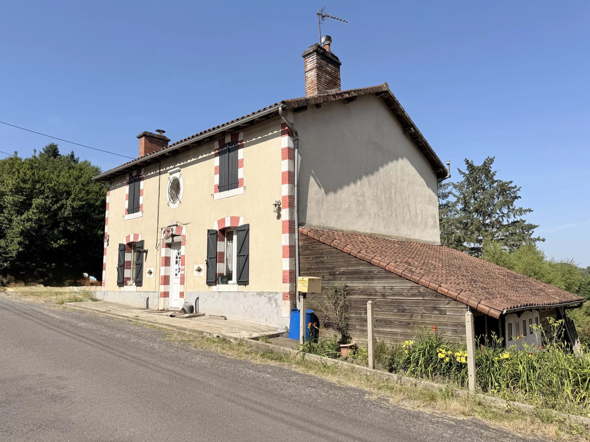 House in Etagnac - view 1