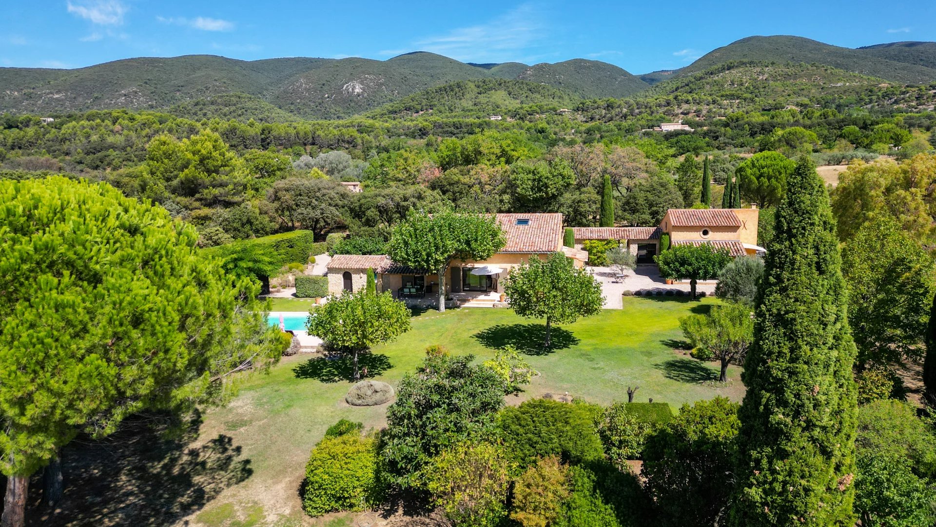 House in Vaugines - view 1