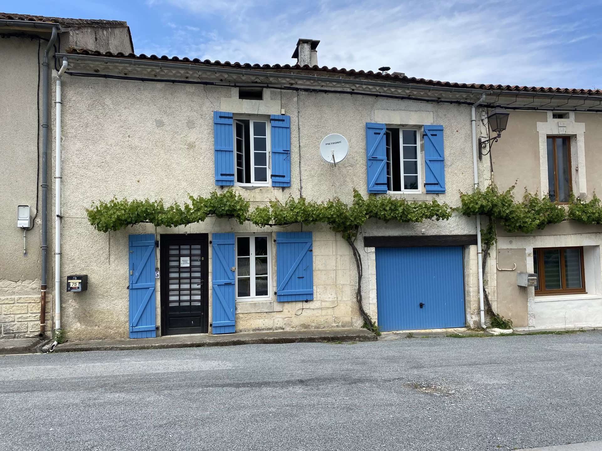 House in Bourg-du-Bost - view 1