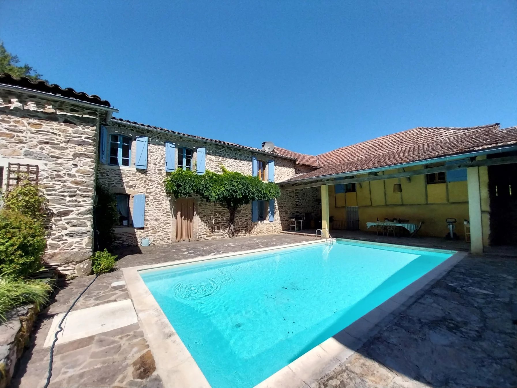 House in Montirat - view 1