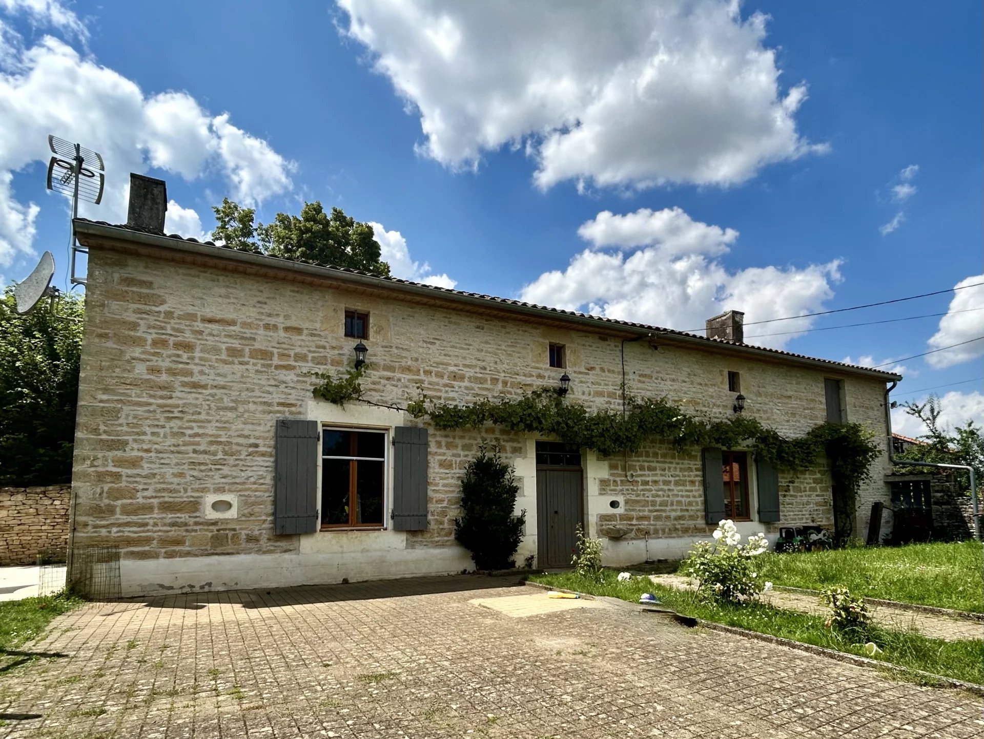 House in Sainte-Soline - view 1