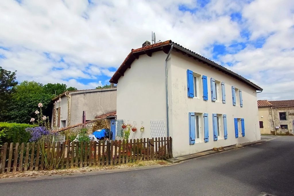 House in Saint-Genis-de-Saintonge - view 1