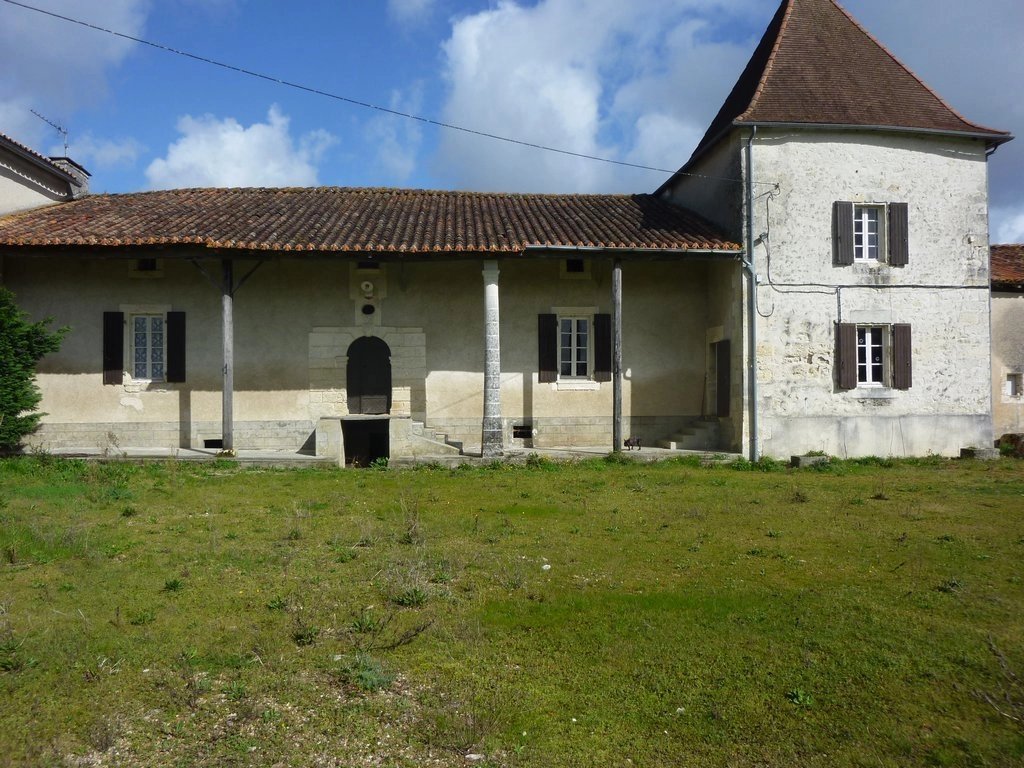 House in Montmoreau-Saint-Cybard - view 1