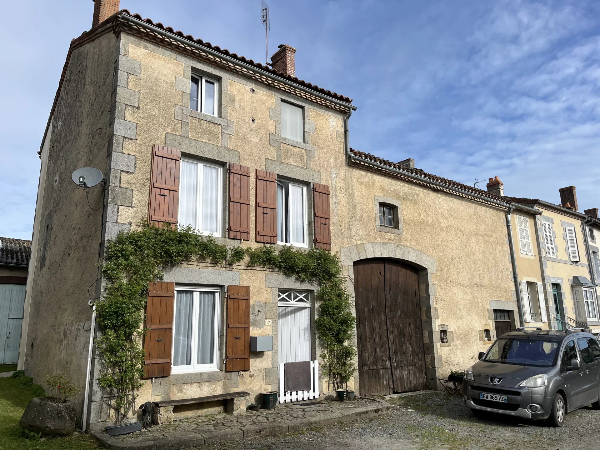 House in Thiat - view 1