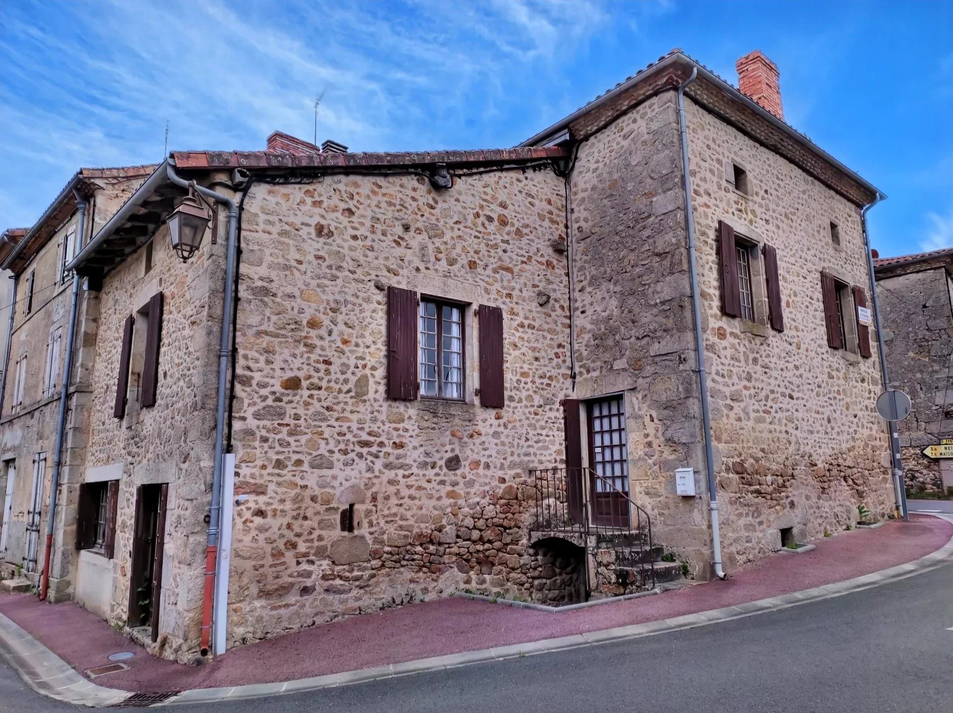 House in Champniers-et-Reilhac - view 1