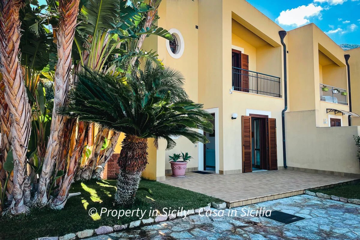House in Valderice - view 1