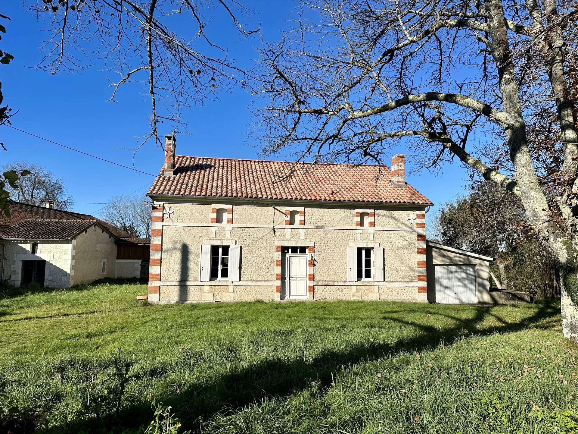 House in Aubeterre-sur-Dronne - view 1