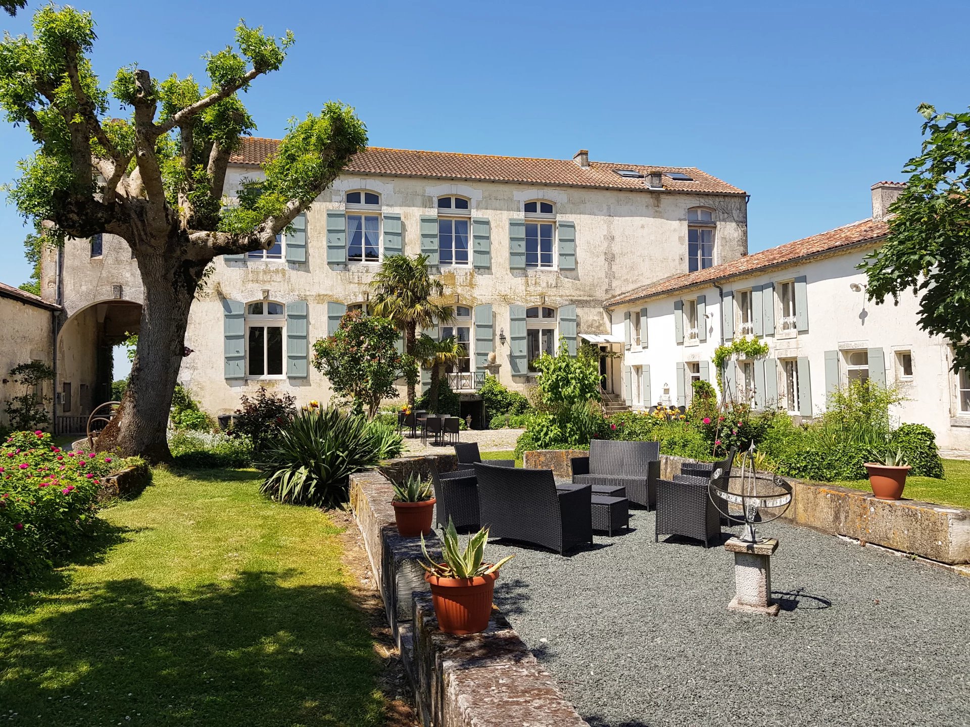 House in Arrondissement de Saint-Jean-d'Angely - view 1