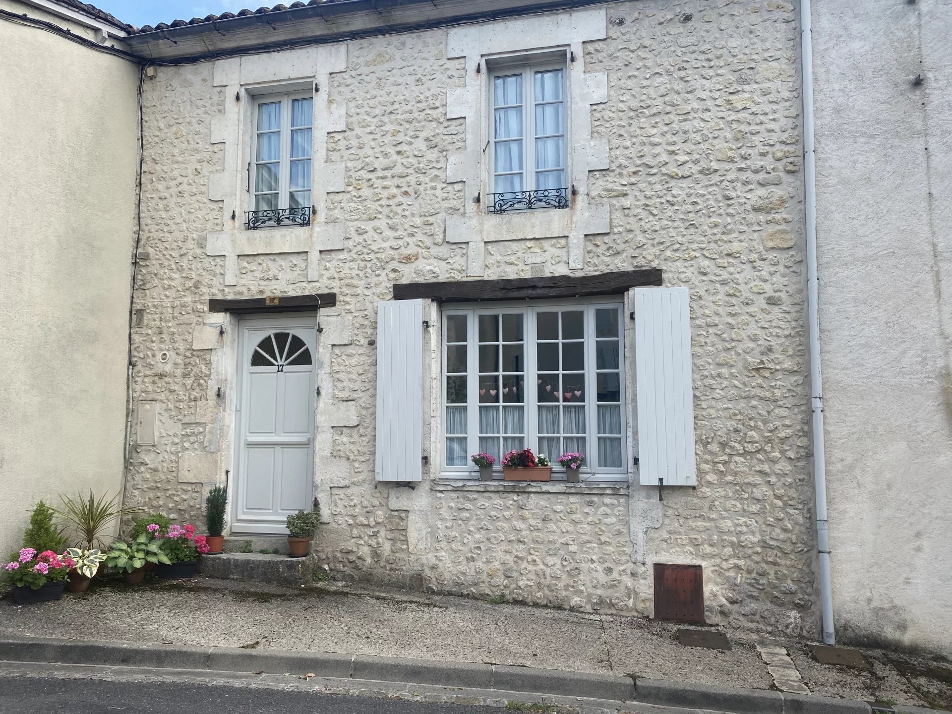 House in Montmoreau-Saint-Cybard - view 1