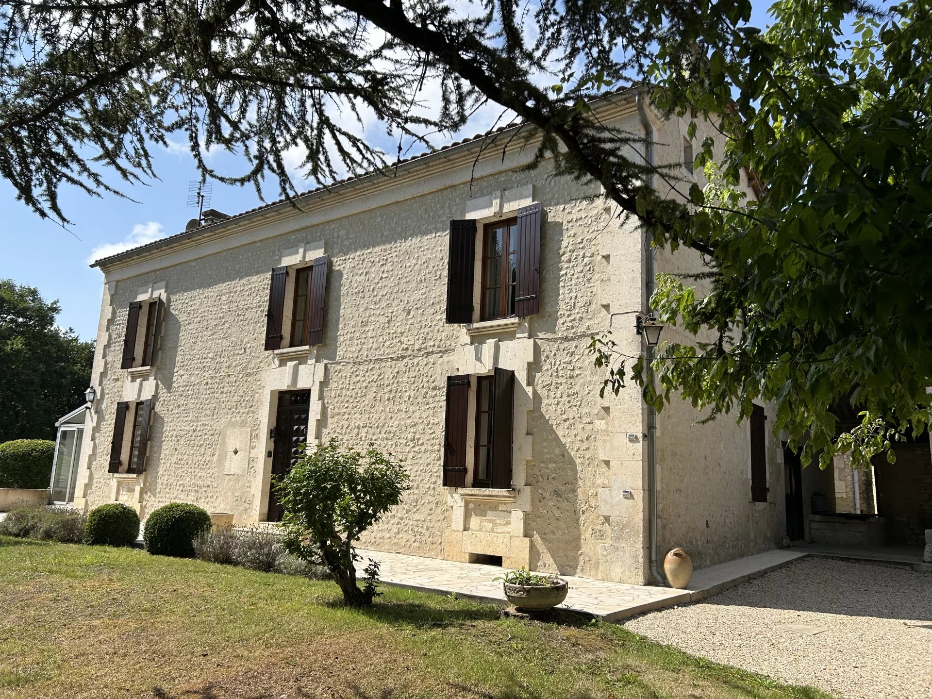 House in Montmoreau-Saint-Cybard - view 1