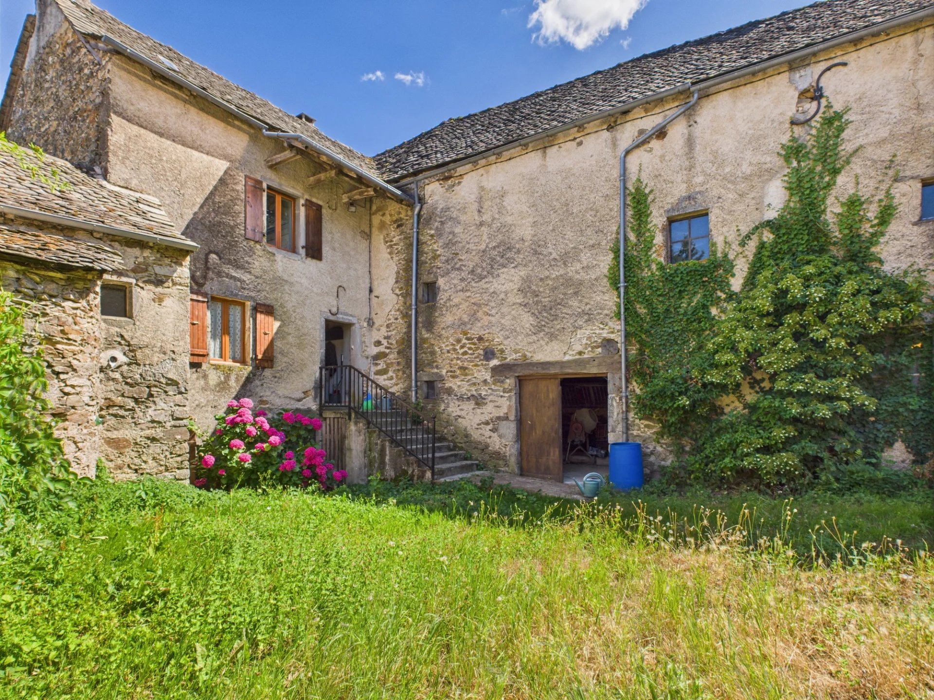 House in Rieupeyroux - view 1