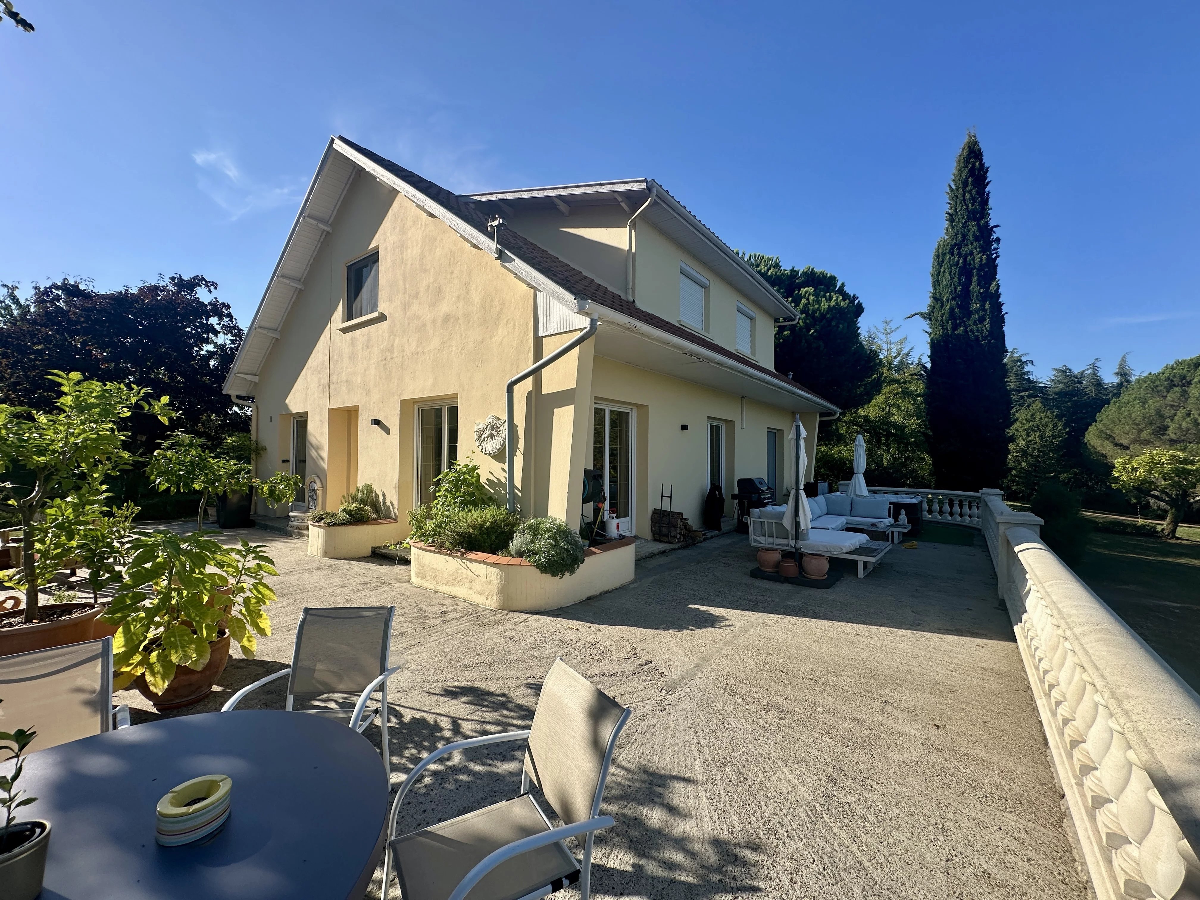 House in Seyches - view 1