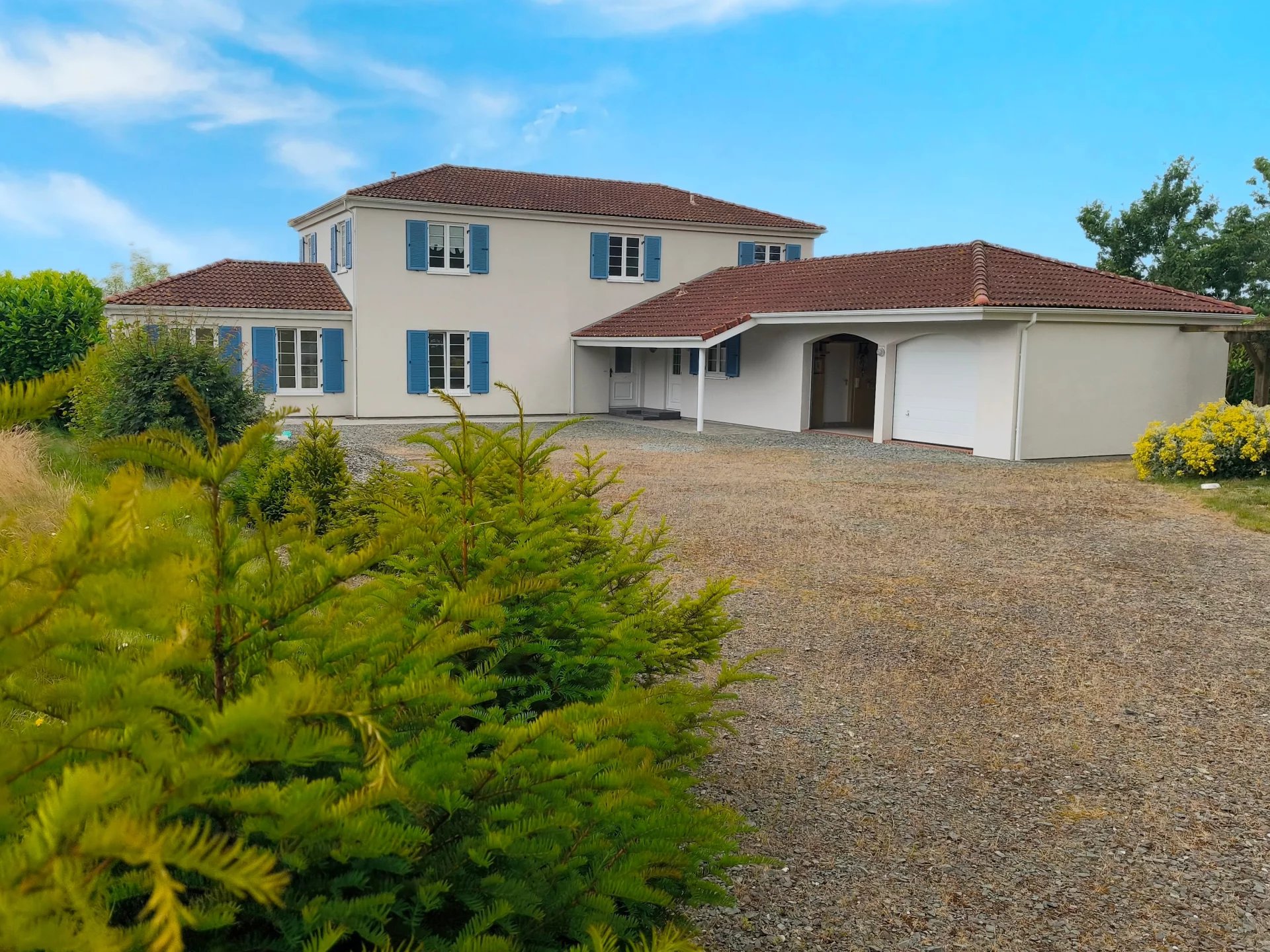 House in Mazieres-en-Gatine - view 1