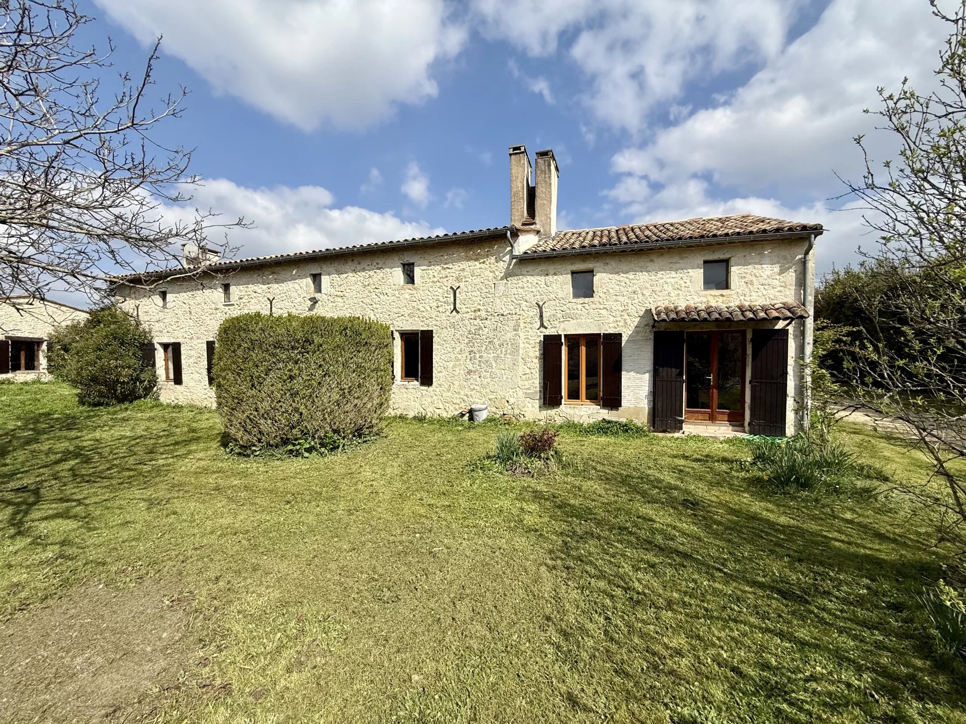 House in Montazeau - view 1
