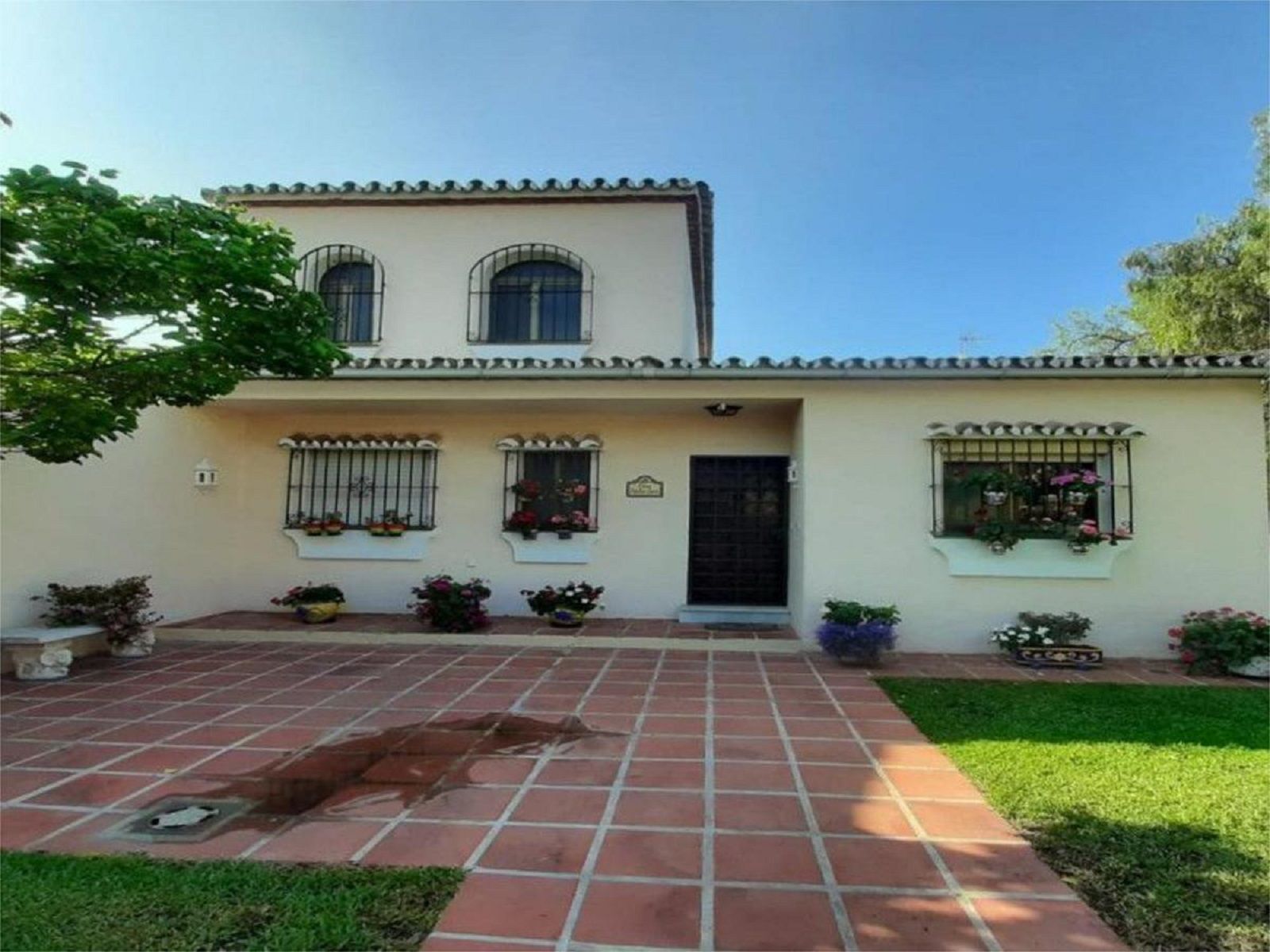 Villa in Marbella Del Este - view 1