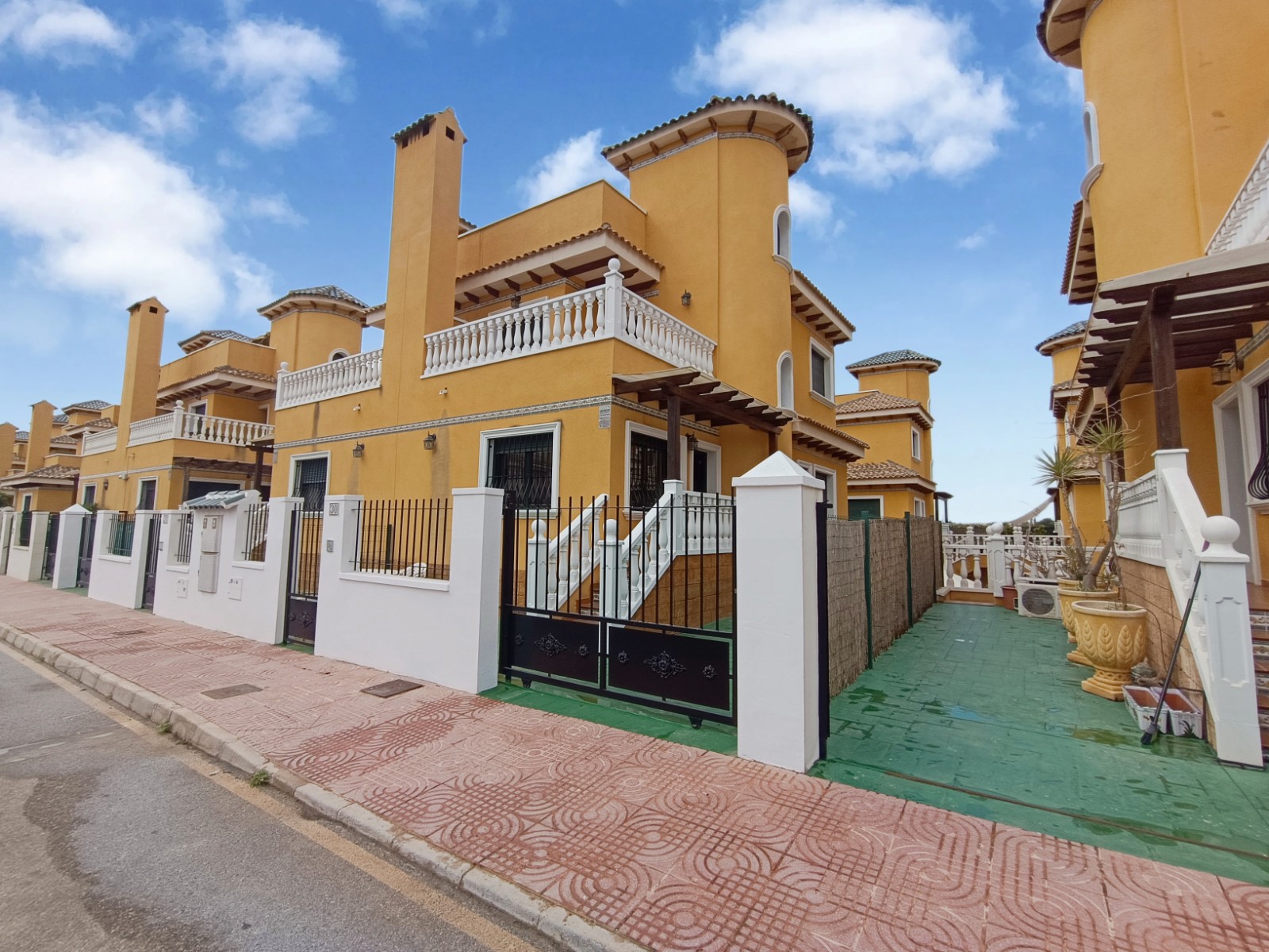 House in Alicante - view 1